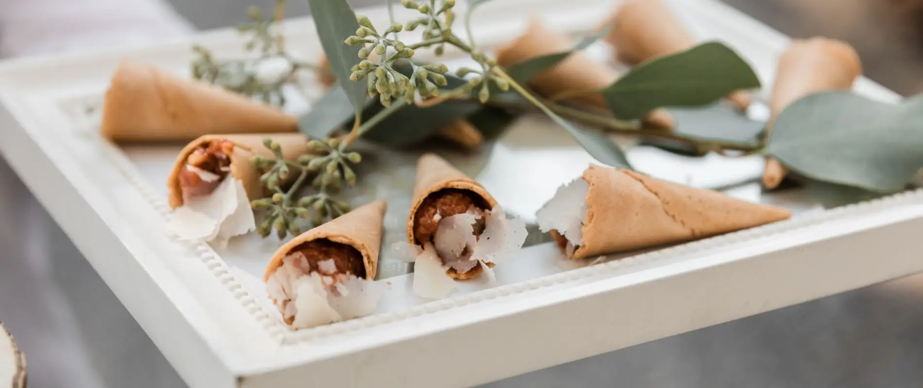 desserts-weiss-tablar-dekoriert-essen
