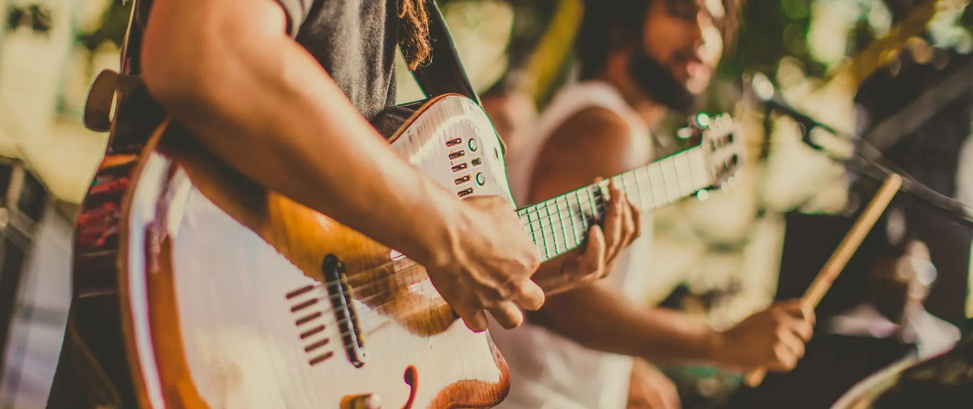 guitarre-mann-spielend
