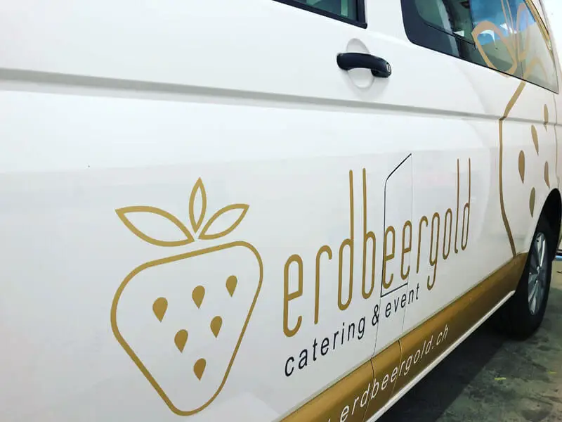 auto-goldene-schrift-erdbeere-logo-weiss